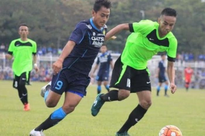 Penyerang Persib, Samsul Arif (9) saat mencoba dihalangi pemain Persikotas di Stadion Wiradadaha, Kota Tasikmalaya, Sabtu (4/6/2016). 