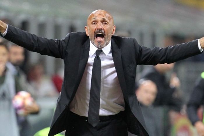 Pelatih AS Roma, Luciano Spalletti, dalam laga kontra AC Milan di San Siro, Minggu (7/5/2017)