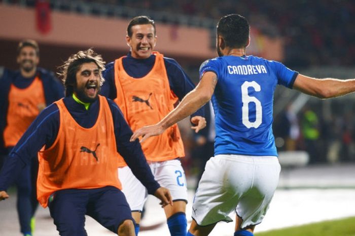 Winger Italia, Antonio Candreva, merayakan gol yang dia cetak ke gawang Albania dalam laga Grup G Kualifikasi Piala Dunia 2018 zona Eropa di Stadion Loro Borici, Shkoder, pada 9 Oktober 2017.