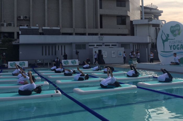 Suasana sesi floating yoga yang diadakan produsen air mineral Pristine 8+ di Tangkas Sport Center, Jakarta, Minggu (16/9/2018)