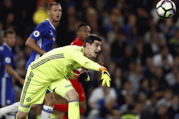 Kiper Chelsea, Thibaut Courtois melemparkan bola kepada rekan timnya dalam laga Premier League melawan Liverpool di Stamford Bridge, London, Inggris, 16 September 2016. 