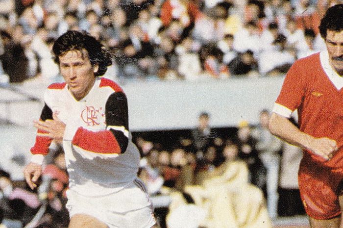 Pemain Flamengo dan timnas Brasil, Zico (kiri), menjadi inti serangan klubnya saat menghancurkan perlawanan Liverpool pada 13 Desember 1981.