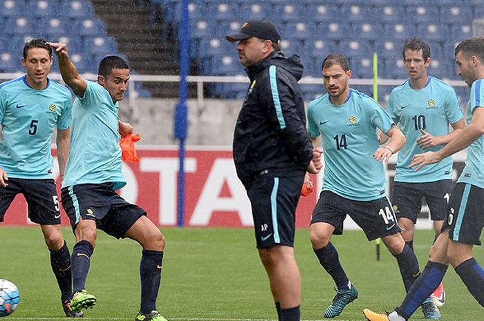 Pelatih timnas Australia, Ange Postecoglou (tengah), memimpin latihan menjelang laga melawan timnas Jepang dalam laga Kualifikasi Piala Dunia 2018 Grup E Zona Asia di Saitama pada 31 Agustus 2017.