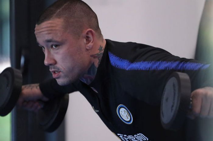 Pemain Inter Milan, Radja Nainggolan, menjalani latihan bersama tim saat jeda pertandingan internasional.