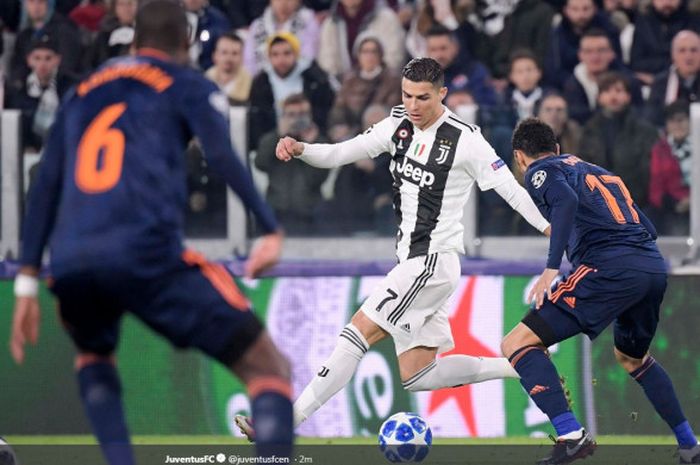  Megabintang Juventus, Cristiano Ronaldo (tengah), beraksi dalam laga Grup H Liga Champions melawan Valencia di Stadion Allianz, Turin, Italia pada 27 November 2018. 