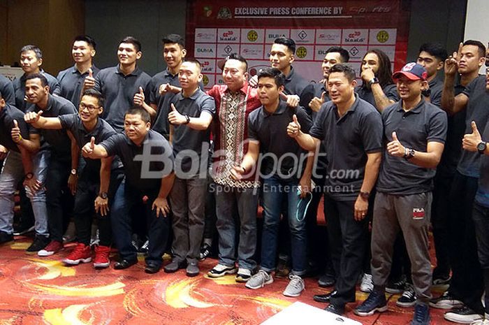 Skuat Garuda Bandung saat menghadiri konferensi pers jelang laga play-off IBL kontra BSB Hangtuah di Nexa Hotel Bandung, Kamis (1/2/2018).