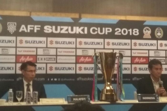 Asisten pelatih Timnas Indonesia, Bima Sakti (kanan), dan pelatih timnas Malaysia, Tan Cheng Hoe, dalam jumpa pers selepas undian grup Piala AFF 2018 di Hotel Mulia, Jakarta, Selasa (2/5/2018).