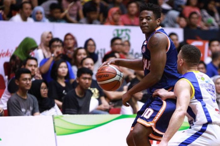 Point guard asing Pelita Jaya Jakarta, Wayne Bradford, dijaga oleh pemain impor Satria Muda Pertamina Jakarta, Kevin Bridgewaters, pada laga Seri III Solo IBL 2017-2018 yang berlangsung di Sritex Arena, Solo, Jawa Tengah, Minggu (24/12/2017).