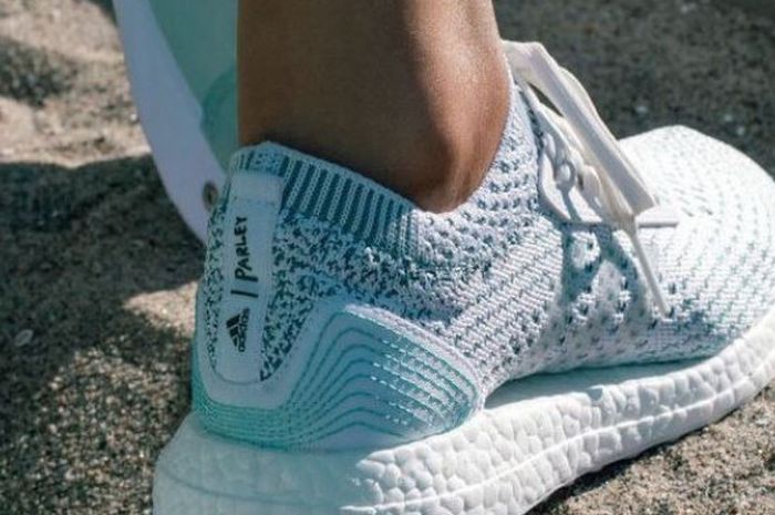 Sneakers terbaru Parley x Adidas Ultra Boost.