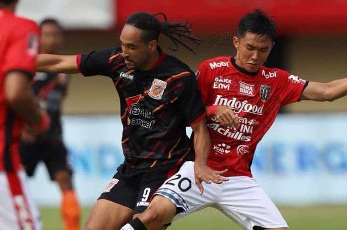 Striker Borneo FC II, Andre Araujo, berebut bola dengan pemain Bali United pada laga Piala Presiden Grup D di Stadion I Wayan Dipta, Bali, Jumat (19/1/2018). 