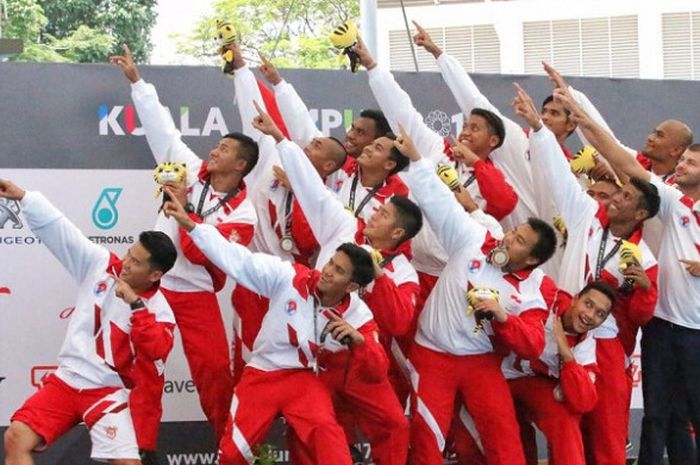 Tim polo air putra Indonesia, berpose dengan medali perak yang didapat pada SEA Games 2017.
