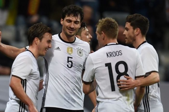 Para pemain tim nasional Jerman merayakan gol yang dicetak ke gawang Italia dalam pertandingan persahabatan di Allianz Arena, Munich, Jerman, 29 Maret 2016.