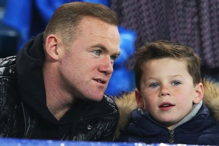 Wayne Rooney dan putranya, Kai, saat menyaksikan laga Everton versus Crystal Palace di Goodison Park pada 7 Desember 2015 