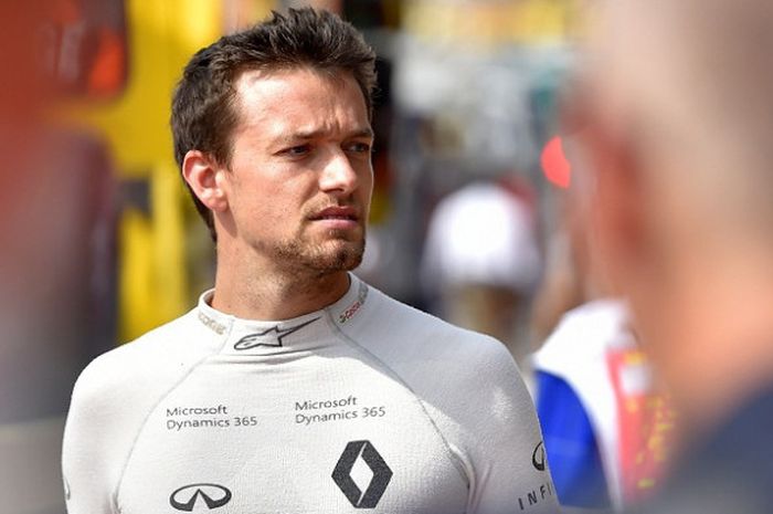 Pebalap asal Inggris, Jolyon Palmer, berada di area pit setelah menjalani sesi kualifikasi di Sirkuit Spa-Francorchamps, Belgia, 26 Agustus 2017.