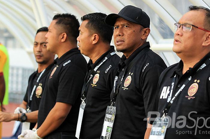  Pelatih Sriwijaya FC, Rahmad Darmawan (tengah), dan ofisial tim menjelang laga melawan Persiba Balikpapan pada babak penyisihan Grup B Piala Gubernur Kaltim 2018 di Stadion Batakan Kalimantan Timur, Sabtu (24/02/2018) sore. 
