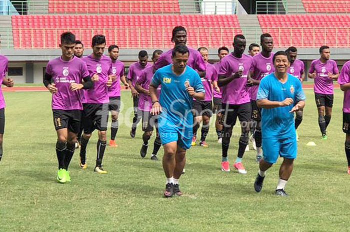 Tim Sriwijaya FC menggelar latihan bersama di Bekasi sebelum turun dalan laga ujicoba menghadapi Bekasi selection, Sabtu (13/1/2018).