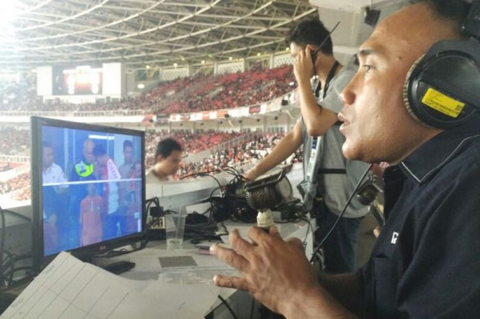 Aksi Hadi 'Ahay' Gunawan, sebagai komentator dari studio RCTI yang ada di SUGBK, Senayan, Jakarta pada laga Persija vs Tampines Rovers untuk matchday kedua Grup H Piala AFC 2018, Rabu (28/2/2018).