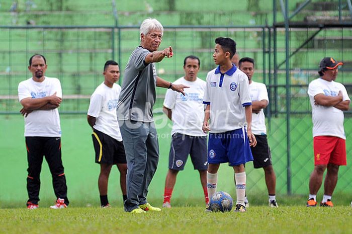 Direktur teknik PSSI Danurwindo tampak mengarahkan siswa Akademi Arema dalam sesi upgrading pelatih yang diadakan oleh Arema FC di Stadion Gajayana, Kota Malang pada (2/11/2017).