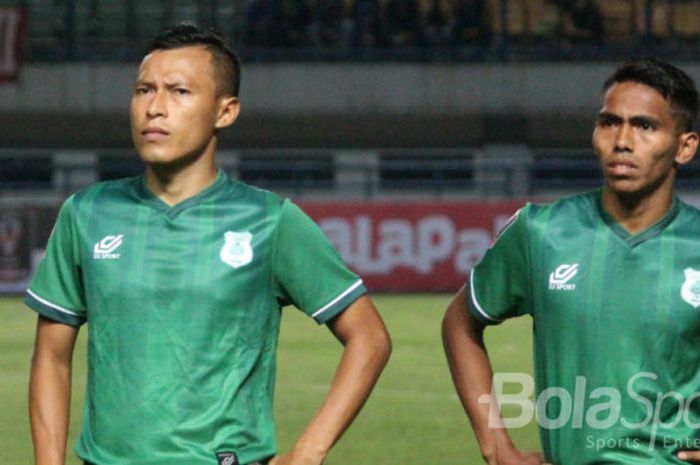 Jajang Sukmara (kiri) memainkan laga perdananya berbaju PSMS Medan di Stadion Gelora Bandung Lautan Api.