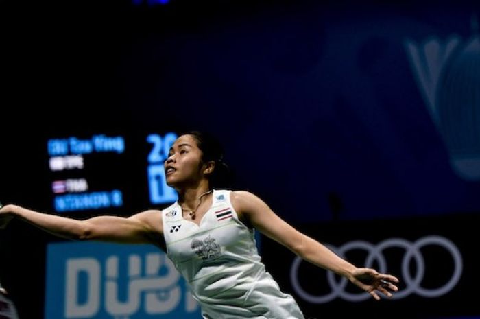 Pebulu tangkis tunggal putri Thailand, Ratchanok Intanon, berusaha mengembalikan kok dari pemain Taiwan, Tai Tzu Ting, pada babak penyisihan grup BWF Superseries Finals di Hamdan Sports Complex, Dubai, 15 Desember 2016.