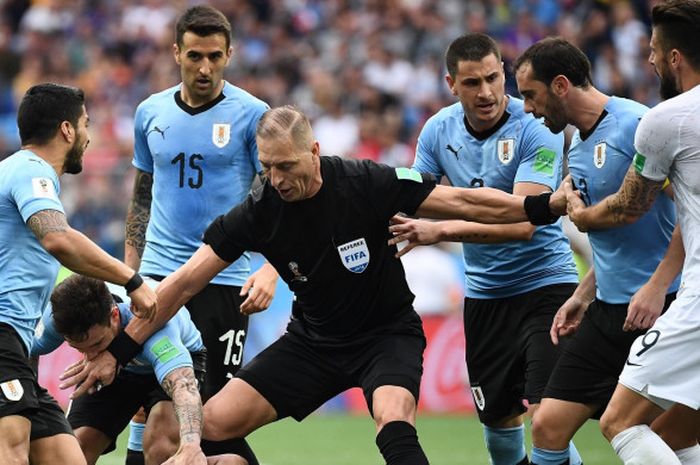 Wasit Nestor Pitana asal Argentina, bertugas dalam pertandingan Prancis kontra Uruguay di babak perempat final Piala Dunia 2018, 6 Juli 2018 di Nizhny Novgorod. 