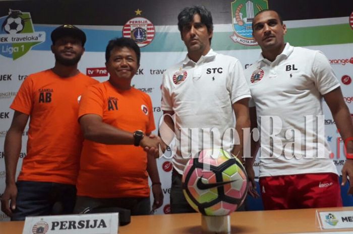 Pelatih Persija, Stefano Cugurra, bersama dengan Bruno Lopes dan pelatih Perseru, Agus Yuwono dan Arthur Bonai saat sesi jumpa pers di Stadion Patriot Bekasi, Senin (18/9/2017)