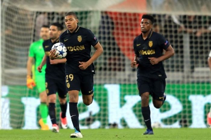 Striker AS Monaco, Kylian Mbappe, merayakan gol yang dia cetak ke gawang Juventus dalam laga leg kedua semifinal Liga Champions di Juventus Stadium, Turin, Italia, pada 9 Mei 2017.