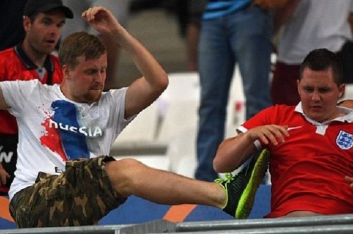 Suporter Rusia tampak menendang pendukung Inggris di Stade Veldrome, Marseille, pada Sabtu (11/6/2016) waktu setempat.