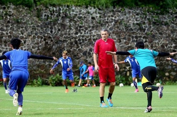 Milomir Seslija (merah) saat memimpin latihan Arema Cronus di Lapangan Agrokusuma, Kota Batu, pada Rabu (10/2/2016).