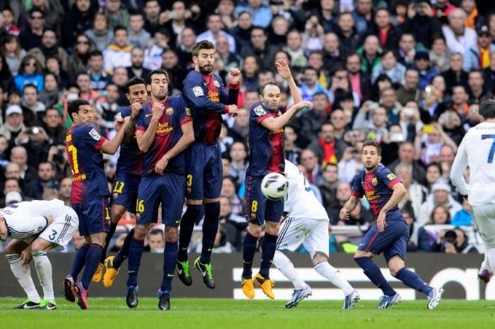 Para pemain Barcelona membentuk pagar untuk menghalau tendangan bebas bintang Real Madrid, Cristiano Ronaldo, pada duel El Clasico, 2 Maret 2013. Madrid menang dengan skor 2-1.