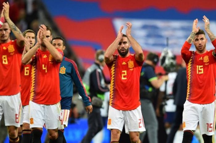 Sergio Ramos (kanan) dan rekannya di timnas Spanyol memberikan aplaus kepada suporter setelah partai UEFA Nations League lawan Inggris di Stadion Wembley, London, pada 8 September 2018.