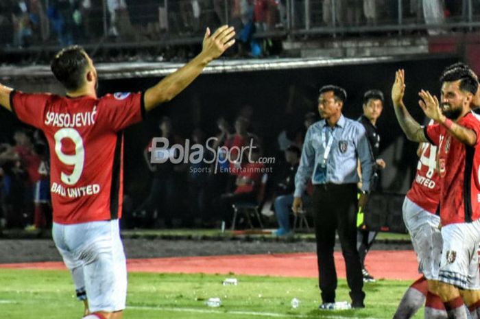 Pemain Bali United, Ilija Spasojevic, mencetak gol pada laga kontra Tampines Rovers di babak kualifikasi Liga Champions Asia 2018, di Stadion Kapten I Wayan Dipta, Gianyar, Selasa (16/1/2018)