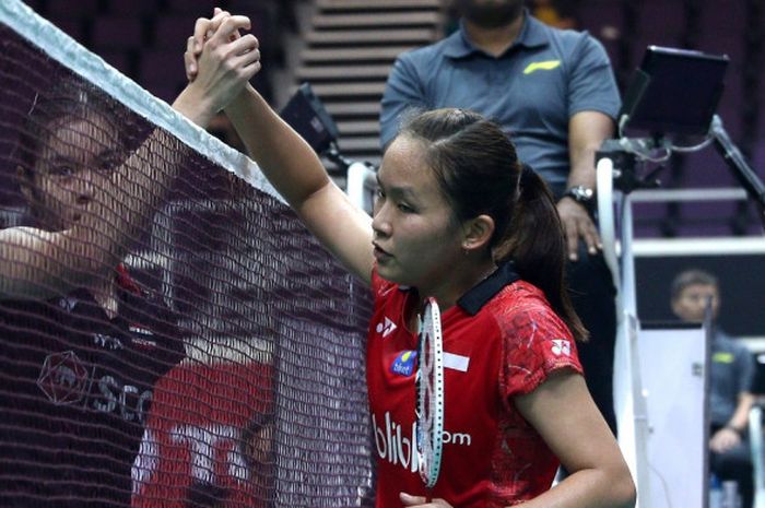 Pebulu tangkis tunggal putri Indonesia, Ruselli Hartawan, bersalaman dengan Busanan Ongbamrungphan (Thailand) setelah menyelesaikan laga babak kesatu turnamen Singapore Open 2018 di Singapore Indoor Stadium, Rabu (18/7/2018).