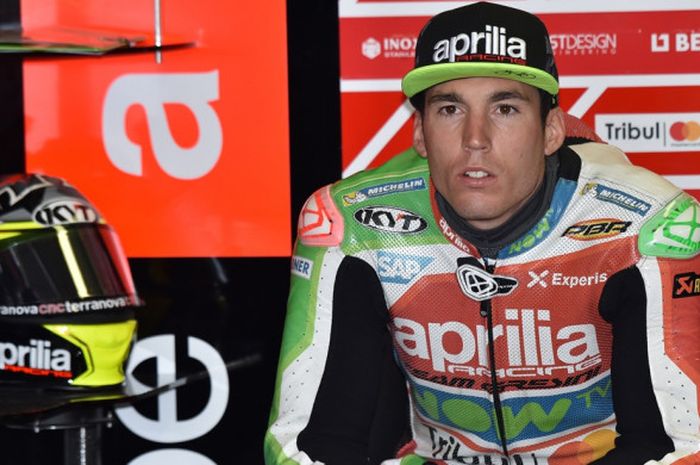 Pebalap Aprilia Racing Team Gresini asal Spanyol, Aleix Espargaro, berada di garasi timnya jelang sesi latihan kedua pada MotoGP Australia 2017.