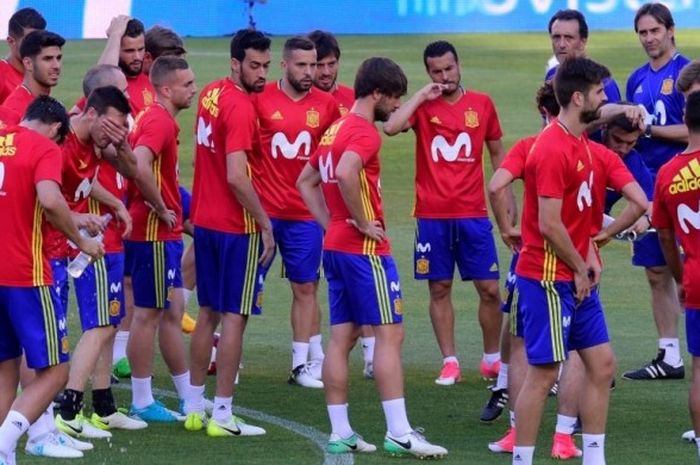 Timnas Spanyol saat menjalani sesi latihan di bawah pengawasan pelatih Julen Lopetegui (atas, kanan) di New Condomina Stadium, Murcia, 6 Juni 2017, sehari menjelang duel uji coba versus Kolombia.