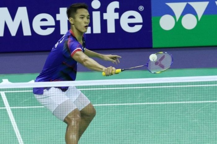 Pemain tunggal putra Indonesia, Jonatan Christie, mengembalikan kok dari pemain Inggris, Rajiv Ouseph, pada babak kedua Prancis Terbuka yang berlangsung di Stade Pierre de Coubertin, Paris, Kamis (27/10/2016).