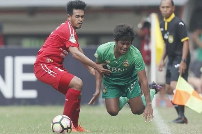 Penyerang Bhayangkara FC, Ilham Udin Armayn 'terbang' menghindari tebasan bek Semen Padang, Novan Setyo Sasongko (kiri) pada laga pekan ketujuh Liga 1 musim 2017 di Stadion Patriot, Kota Bekasi, Sabtu (20/5/2017) sore. 