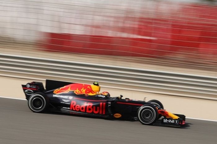 Pebalap Red Bull Racing, Max Verstappen, memacu mobilnya saat menjalani sesi latihan bebas ketiga (free practice/FP 3) GP Bahrain di Sirkuit Internasional Bahrain, Sakhir, Sabtu (15/4/2017). Verstappen menjadi yang paling cepat setelah mencatat waktu putaran 1 menit 32,194 detik.