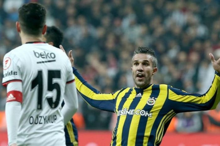 Gesture penyerang Fenerbahce, Robin van Persie, saat melawan Besiktas dalam laga 16 Besar Piala Turki, Minggu 5 Februari 2017. 