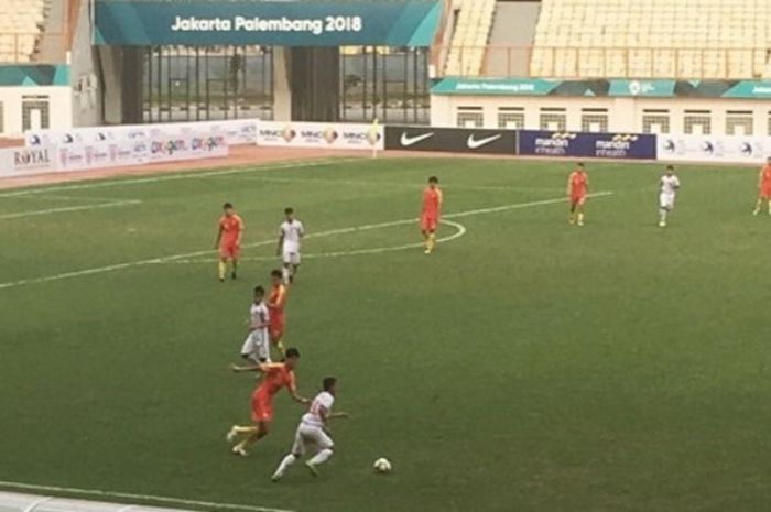 Para pemain timnas U-19 Vietnam (putih) saat uji coba dengan timnas U-19 China jelang Piala Asia U-19 2018 di Stadion Wibawa Mukti, Cikarang Timur, Kabupaten Bekasi, 14 Oktober 2018. 