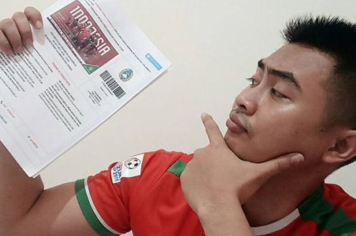 Salah satu suporter memamerkan tiket laga persahabatan Indonesia vs Kamboja ke Instagram.
