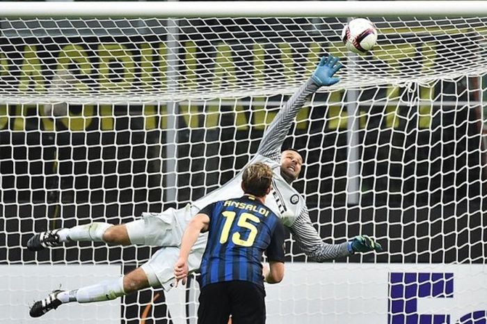 Kiper Inter Milan, Samir Handanovic, melakukan penyelamatan dalam laga Grup K Liga Europa kontra Southampton di Giuseppe Meazza, Milan, Italia, Kamis (20/10/2016).