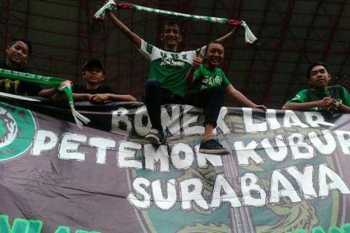 Suporter Persebaya, Bonek, saat memberikan dukungan ke klub idolanya di Gelora Bung Tomo, Surabaya. 