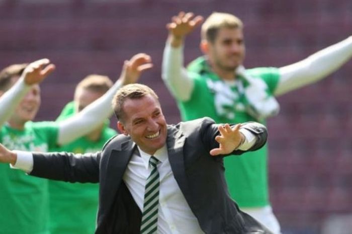 Selebrasi Manajer Brendan Rodgers seusai Celtic FC memenangi laga atas tuan rumah Hearts dengan skor 5-0 yang memastikan mereka menjuarai Liga Skotlandia 2016-2017 di Stadion Tynecastle, Edinburgh, Minggu (2/4/2017).