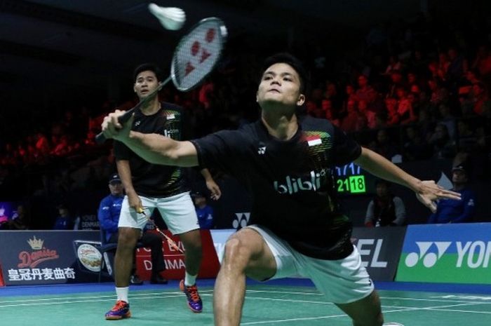 Pasangan ganda putra Indonesia, Angga Pratama (kiri)/Ricky Karanda Suwardi, mengembalikan kok dari wakil Jepang, Takeshi Kamura/Keigo Sonoda, pada babak perempat final Denmark Terbuka di Odense Sports Park, Jumat (21/10/2016).