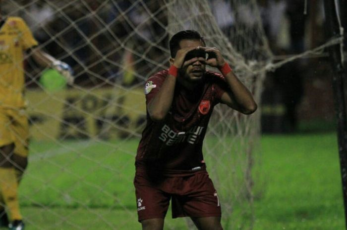 Selebrasi penyerang PSM, Zulham Zamrun seusai mencetak gol pertama timnya ke gawang Madura United pada laga pekan pamungkas Liga 1 musim 2017 di Stadion Andi Mattalatta, Makassar, Minggu (12/11/2017) malam. 