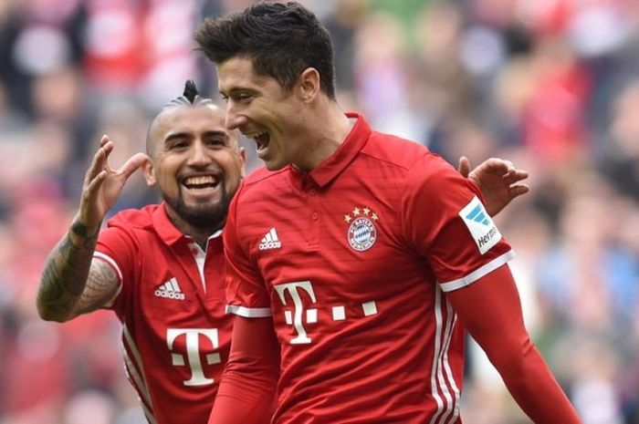 Selebrasi striker Bayern Muencen, Robert Lewandowski (kanan) bersama Arturo Vidal seusai mencetak gol ke gawang Eintracht Frankfurt pada pertandingan Bundesliga 2016-2017 di Allianz Arena, Muenchen, Jerman, pada Sabtu (11/3/2017).