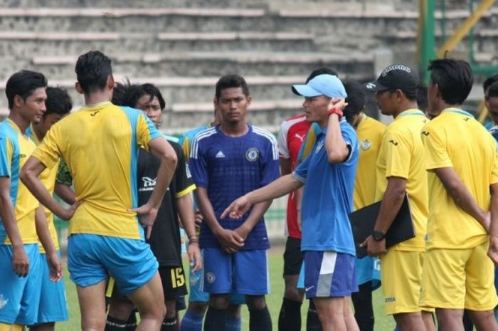 Pelatih Persegres, Liestiadi, memimpin sesi latihan tim pada Jumat (18/3/2016) pagi di Stadion Petrokimia Gresik.