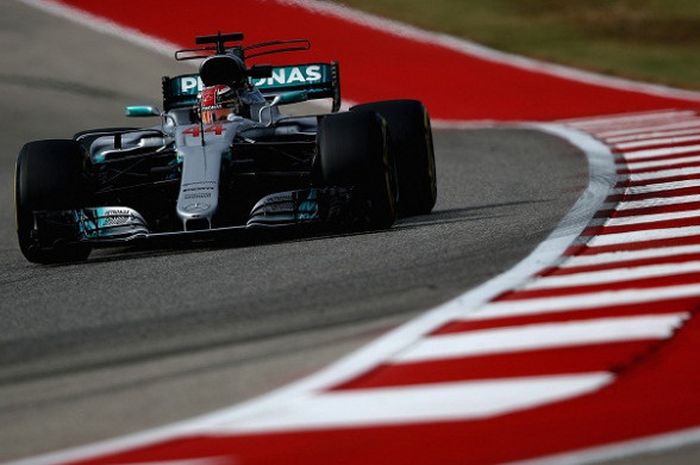 Pebalap Mercedes, Lewis Hamilton, menjalani sesi latihan GP Amerika Serikat di Circuit of the Americas, Austin, Texas, pada Jumat (20/10/2017).