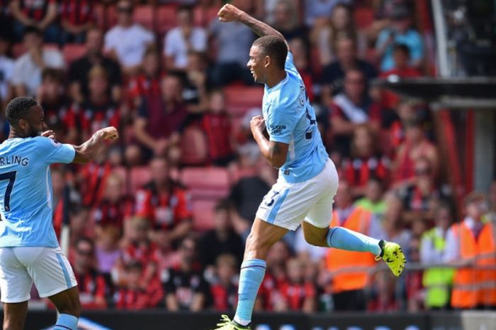 Striker Manchester City, Gabriel Jesus (kanan), merayakan gol yang dia cetak ke gawang Bournemouth dalam laga Liga Inggris di Stadion Vitality, Bournemouth, pada 26 Agustus 2017.